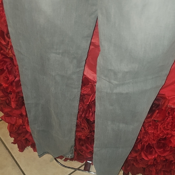 Blue Asphalt Junior's Distressed Gray Skinny Jeans Size 13/31 - Picture 11 of 11